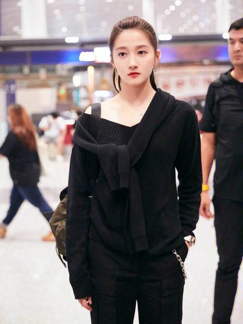 好家伙！关晓彤看孟子义表演直勾勾，美女看美女这画面我磕了