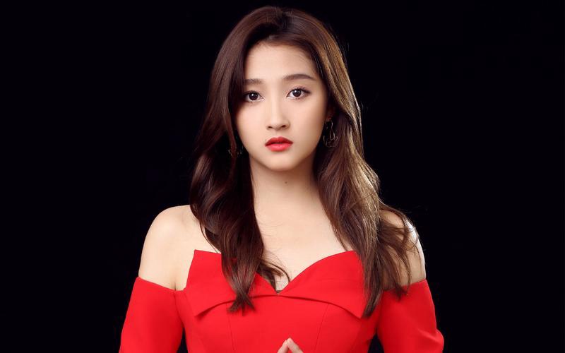 好家伙！关晓彤看孟子义表演直勾勾，美女看美女这画面我磕了