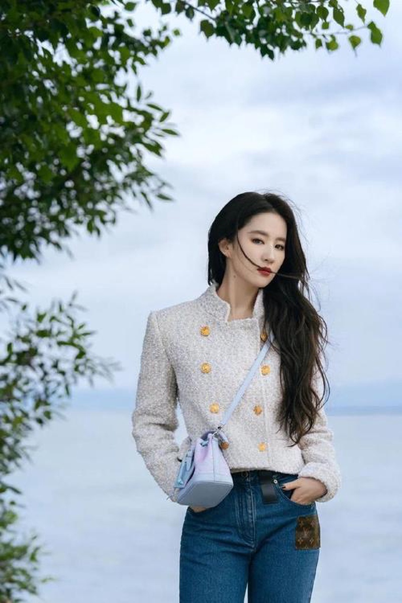 绝了!VOGUE红毯刘亦菲杨幂零交流!这无声修罗场太有戏