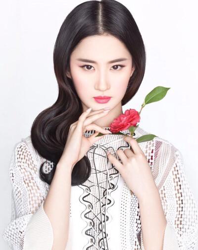 绝了!VOGUE红毯刘亦菲杨幂零交流!这无声修罗场太有戏